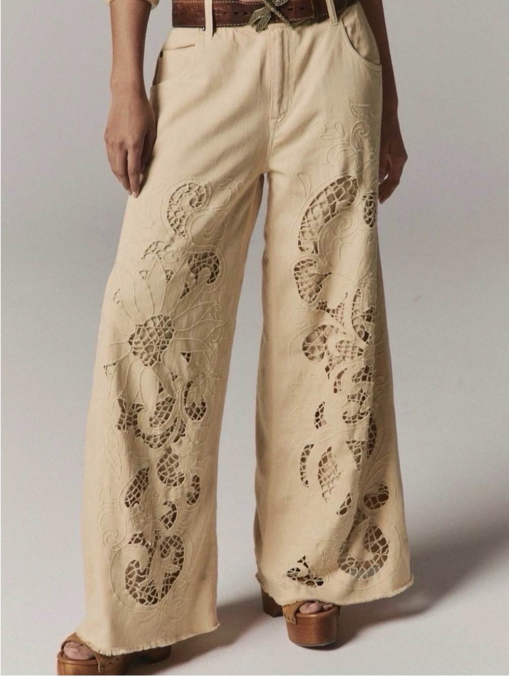Free People Beige Laser-Cut Embroidered Cut to The Chase Flare Jeans 🔥 Size 29 - Picture 4 of 4